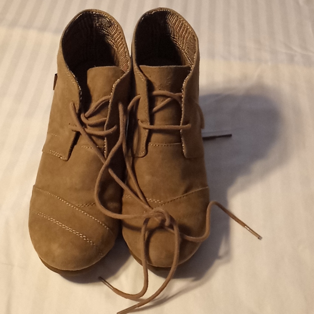Tan wedge boots